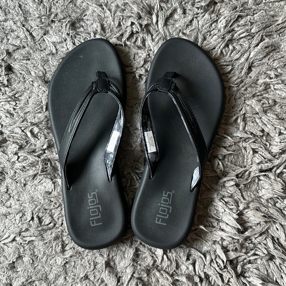 NWOT Flojos flip flops